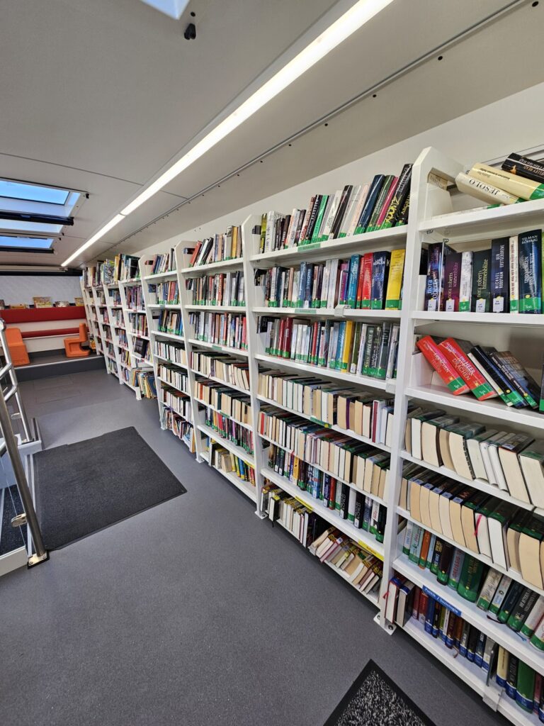 Viel Auswahl im Wissensbus. Bild zeigt Regale mit Büchern.